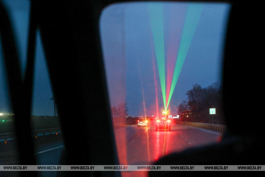 Настоящее небесное сияние. Посмотрели, как выглядит система лазерного оповещения на трассе М1