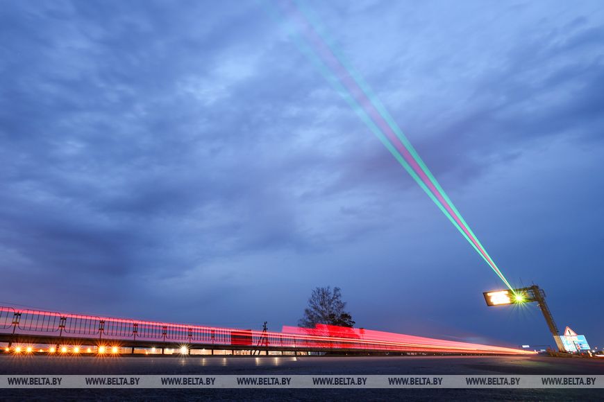 Настоящее небесное сияние. Посмотрели, как выглядит система лазерного оповещения на трассе М1