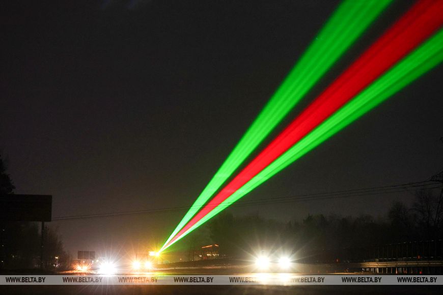 Настоящее небесное сияние. Посмотрели, как выглядит система лазерного оповещения на трассе М1