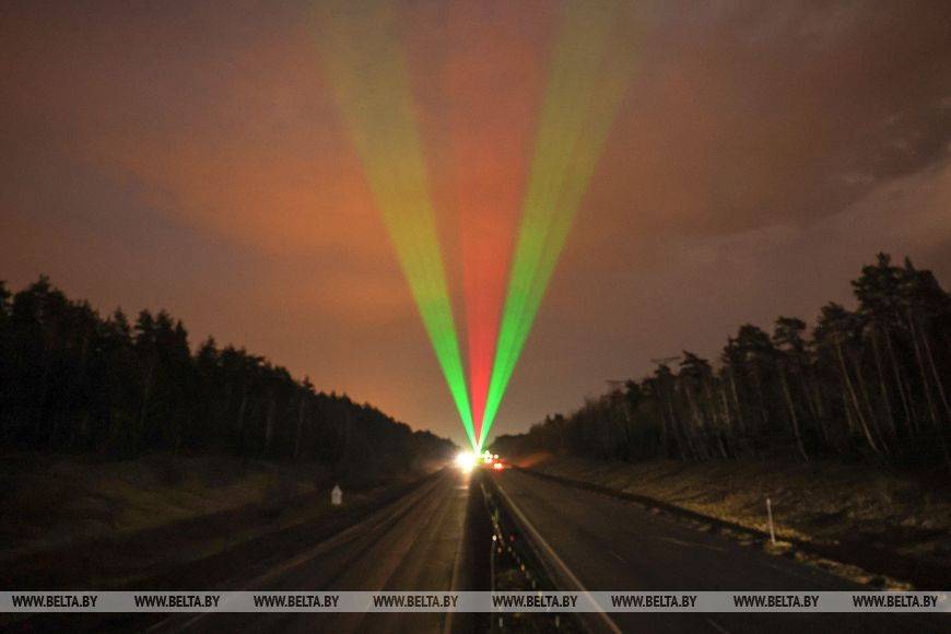 Настоящее небесное сияние. Посмотрели, как выглядит система лазерного оповещения на трассе М1