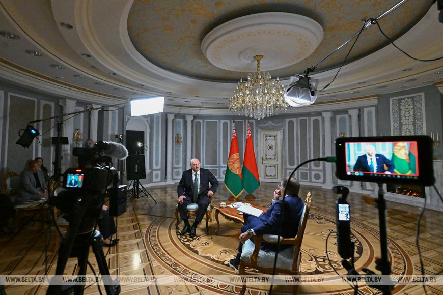 Лукашенко сравнил белорусскую "диктатуру" 