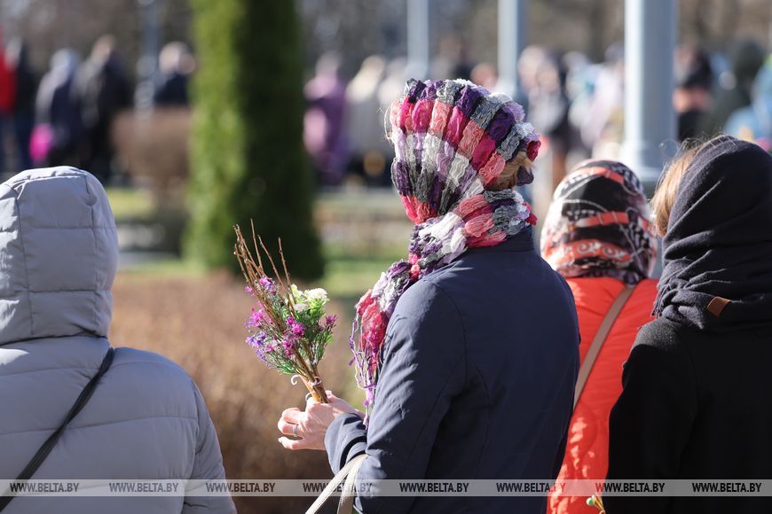 Православные верующие празднуют Вербное