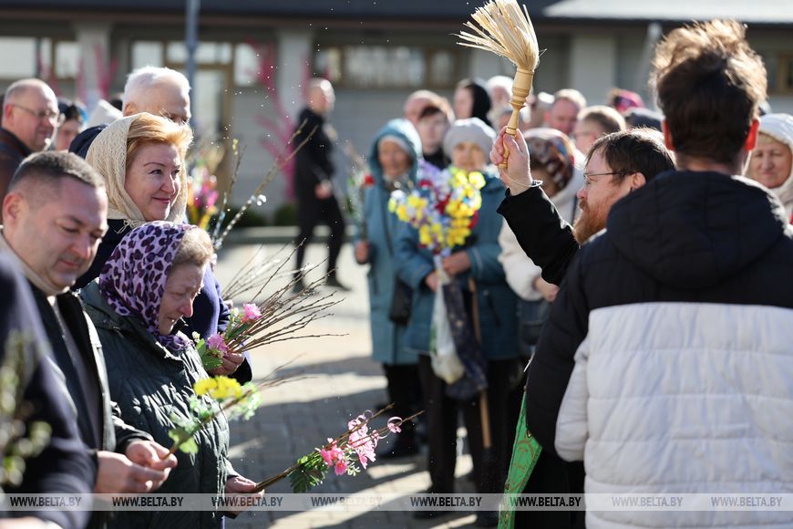 Православные верующие празднуют Вербное