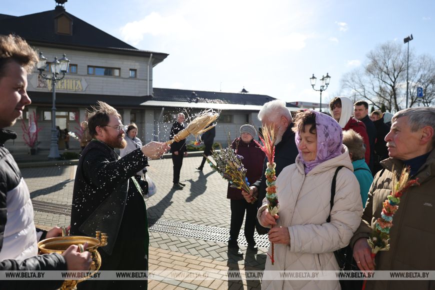 Православные верующие празднуют Вербное
