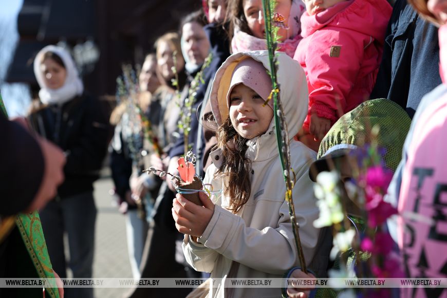 Православные верующие празднуют Вербное