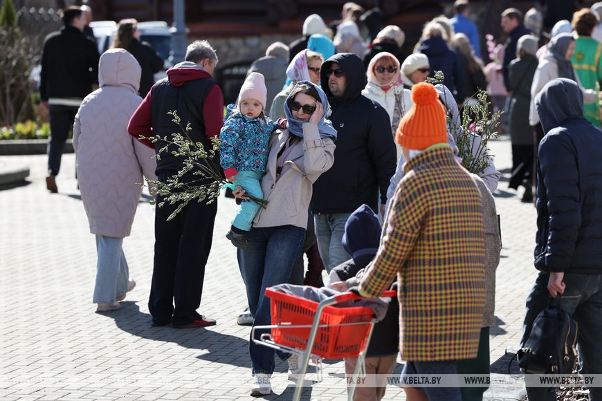 Православные верующие празднуют Вербное