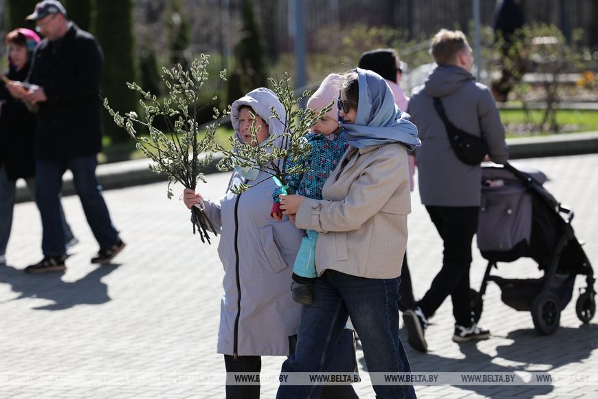 Православные верующие празднуют Вербное