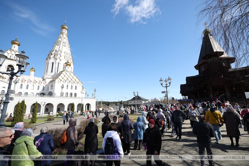 Православные верующие празднуют Вербное