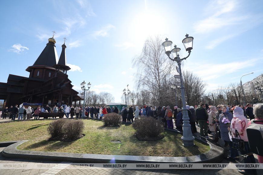 Православные верующие празднуют Вербное