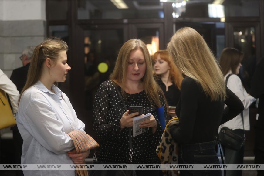 Брестский академический театр драмы представил премьеру Мудромер