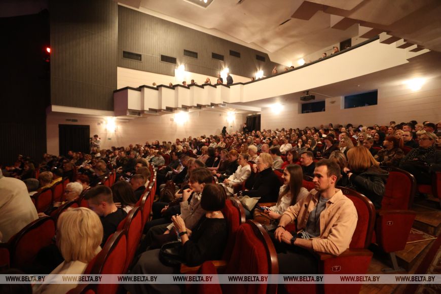 Брестский академический театр драмы представил премьеру Мудромер