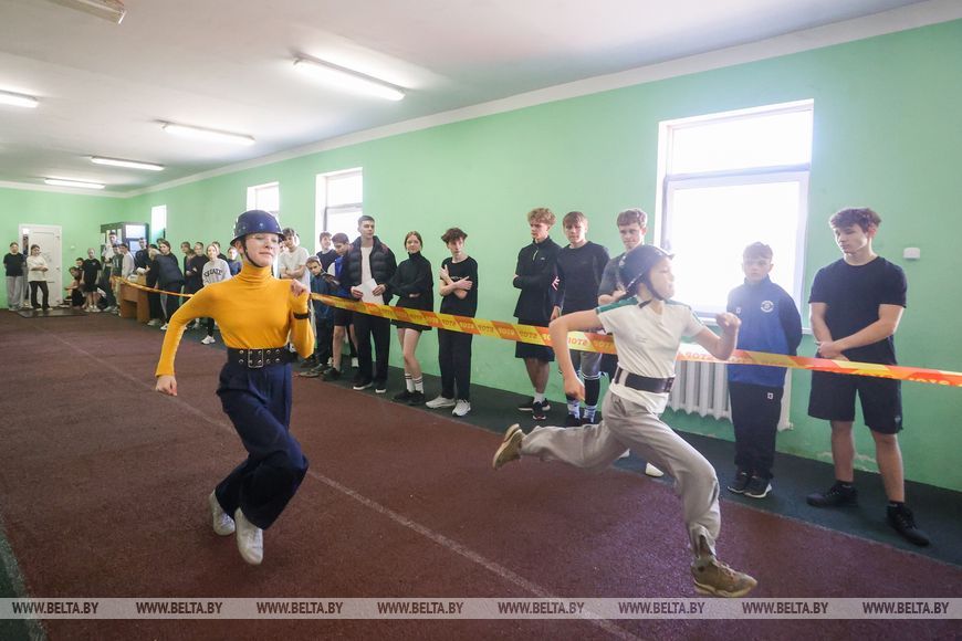 В Бресте проходит первенство города по подъему по штурмовой лестнице
