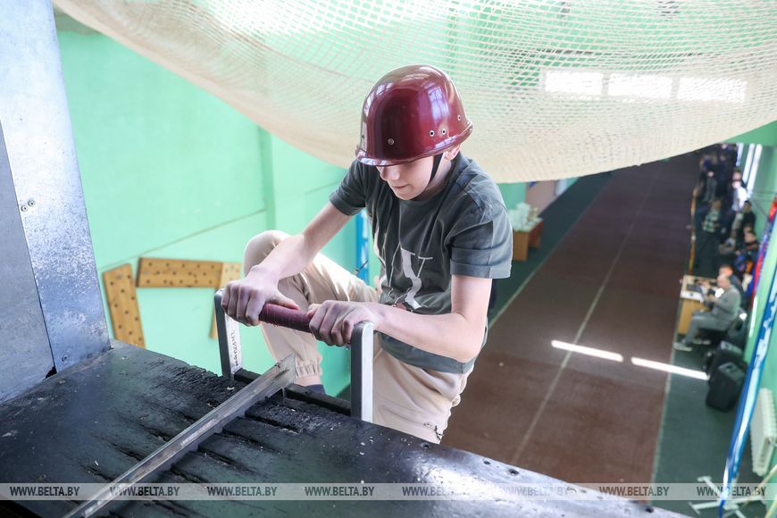 В Бресте проходит первенство города по подъему по штурмовой лестнице