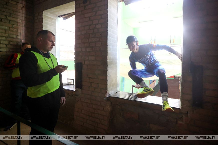 В Бресте проходит первенство города по подъему по штурмовой лестнице
