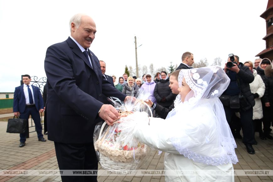 Лукашенко зажег пасхальную свечу