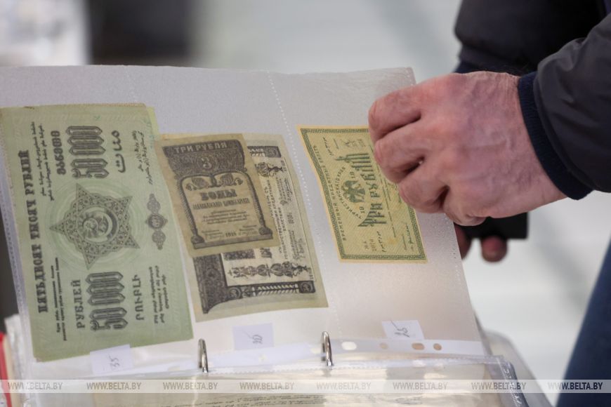 От монет до "Янтарного хуторка". Что сейчас собирают белорусские коллекционеры 