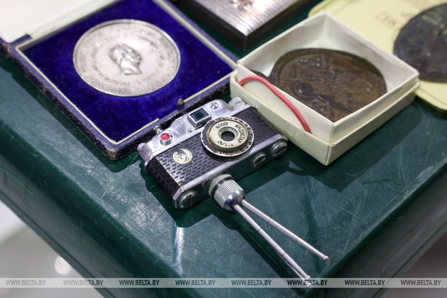 От монет до "Янтарного хуторка". Что сейчас собирают белорусские коллекционеры 