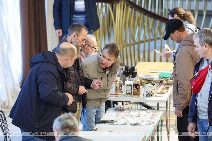 От монет до "Янтарного хуторка". Что сейчас собирают белорусские коллекционеры 