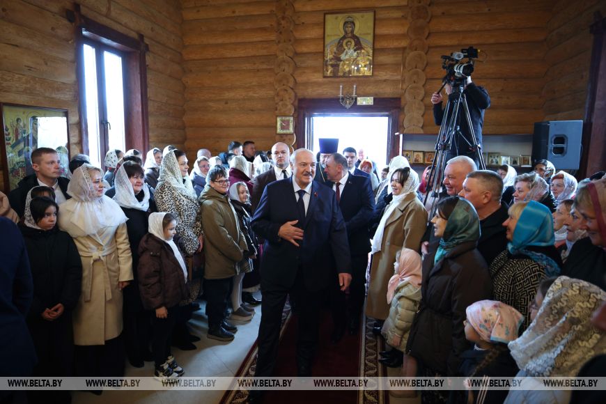 Лукашенко зажег пасхальную свечу