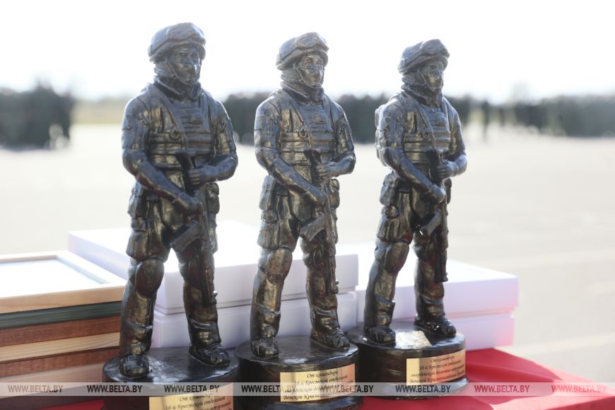 Торжественный момент для защитников - в Бресте более 300 десантников-срочников уволили в запас