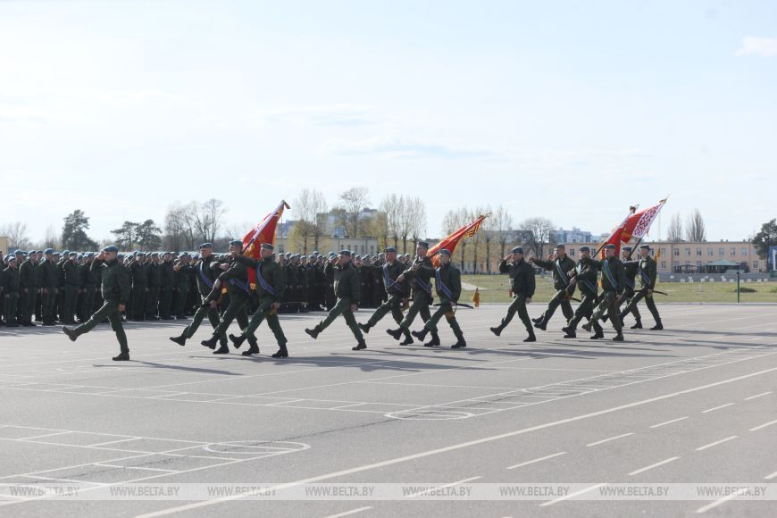 Торжественный момент для защитников - в Бресте более 300 десантников-срочников уволили в запас