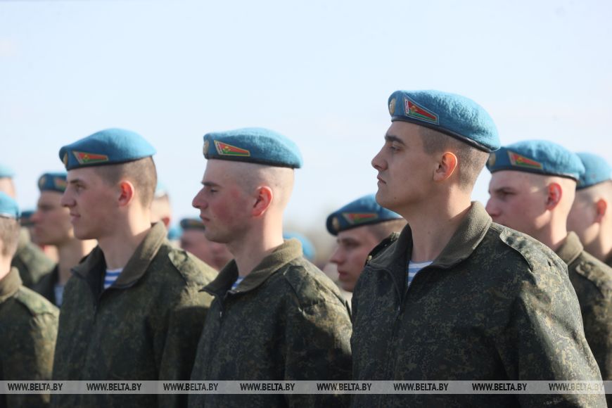 Торжественный момент для защитников - в Бресте более 300 десантников-срочников уволили в запас