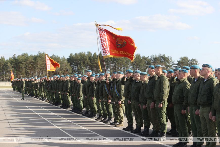 Торжественный момент для защитников - в Бресте более 300 десантников-срочников уволили в запас