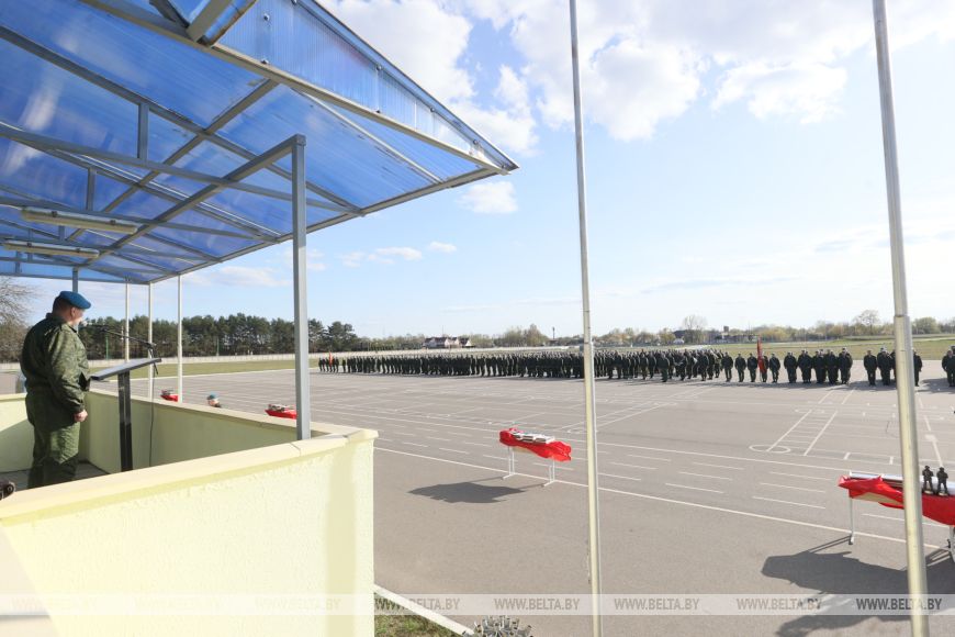 Торжественный момент для защитников - в Бресте более 300 десантников-срочников уволили в запас