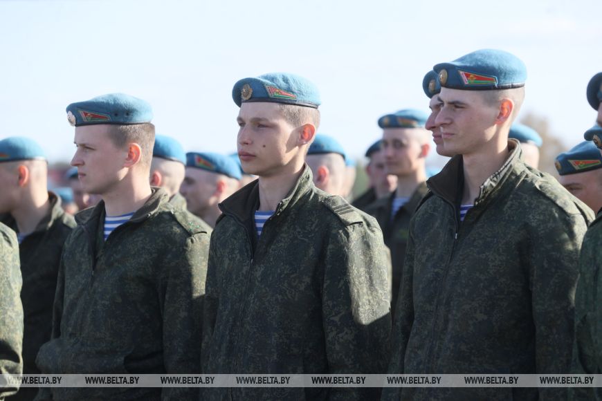 Торжественный момент для защитников - в Бресте более 300 десантников-срочников уволили в запас