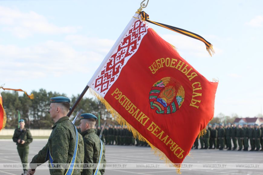 Торжественный момент для защитников - в Бресте более 300 десантников-срочников уволили в запас