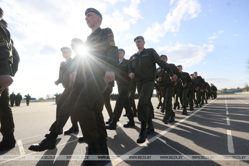 Торжественный момент для защитников - в Бресте более 300 десантников-срочников уволили в запас