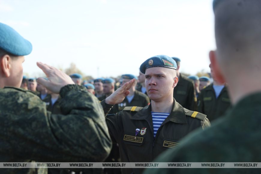 Торжественный момент для защитников - в Бресте более 300 десантников-срочников уволили в запас