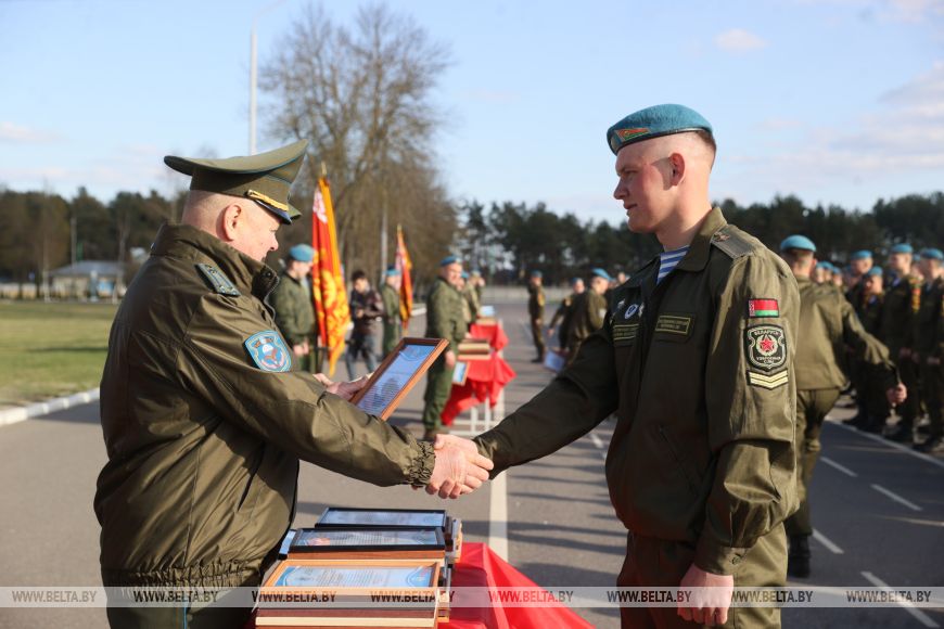 Торжественный момент для защитников - в Бресте более 300 десантников-срочников уволили в запас