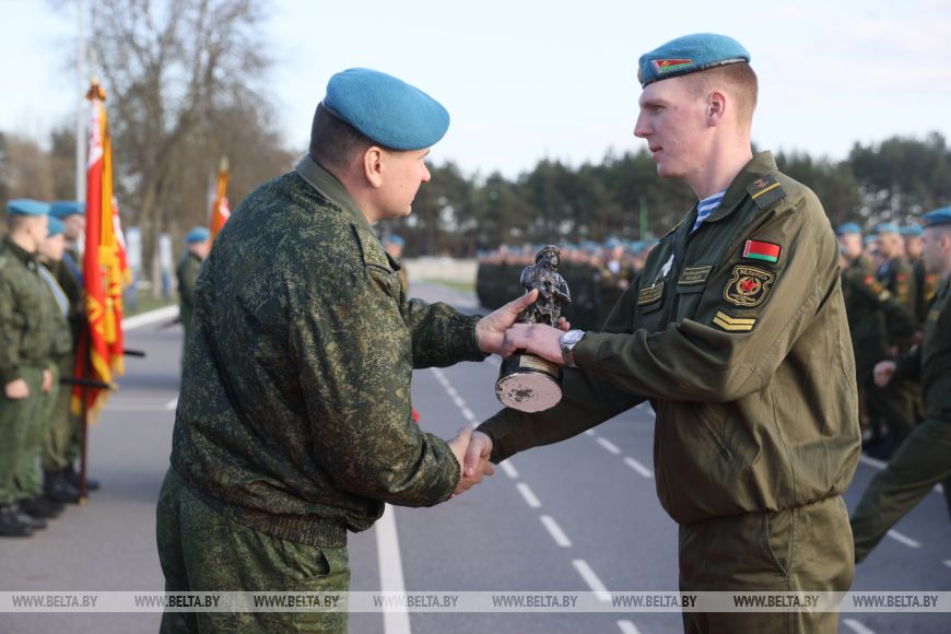 Торжественный момент для защитников - в Бресте более 300 десантников-срочников уволили в запас