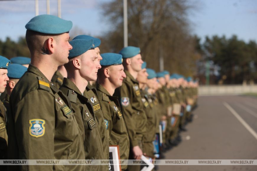 Торжественный момент для защитников - в Бресте более 300 десантников-срочников уволили в запас