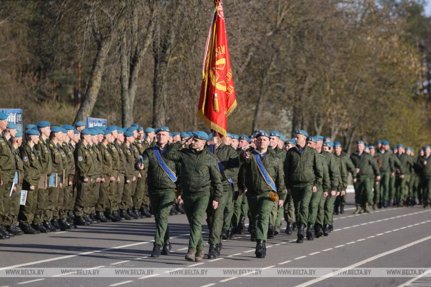 Торжественный момент для защитников - в Бресте более 300 десантников-срочников уволили в запас