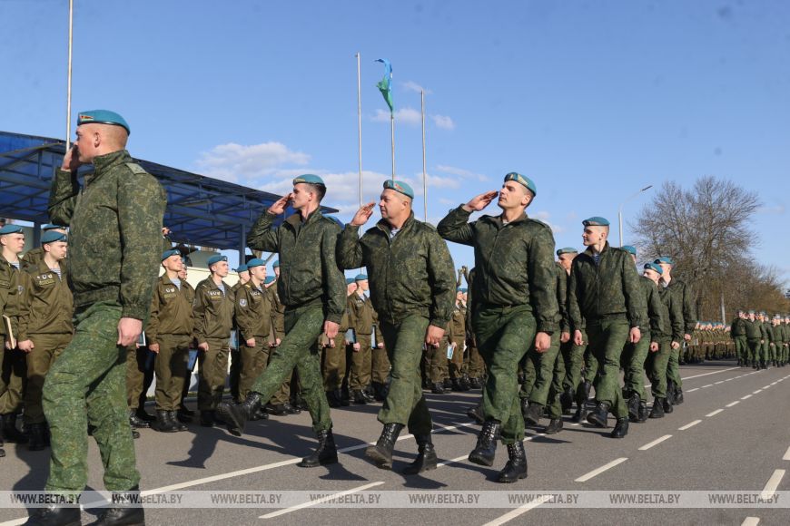 Торжественный момент для защитников - в Бресте более 300 десантников-срочников уволили в запас