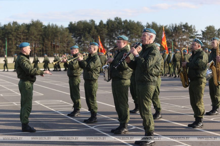 Торжественный момент для защитников - в Бресте более 300 десантников-срочников уволили в запас