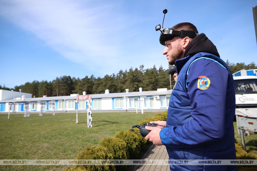 Филигранная точность на скорости 200 км/ч. Лукашенко показали возможности дронов и их операторов