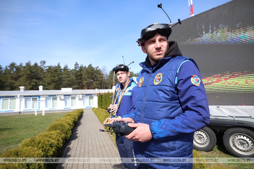 Филигранная точность на скорости 200 км/ч. Лукашенко показали возможности дронов и их операторов