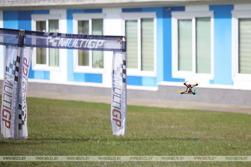 Филигранная точность на скорости 200 км/ч. Лукашенко показали возможности дронов и их операторов