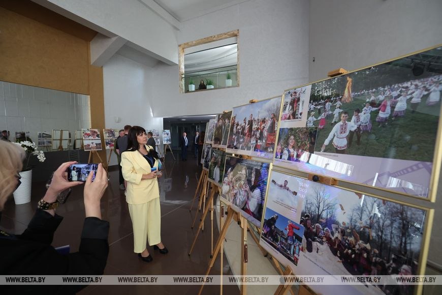 "ОБЪЕКТИВно - о времени и людях" рассказывает на медиафоруме выставка фотокорреспондента БЕЛТА Сергея Холодилина