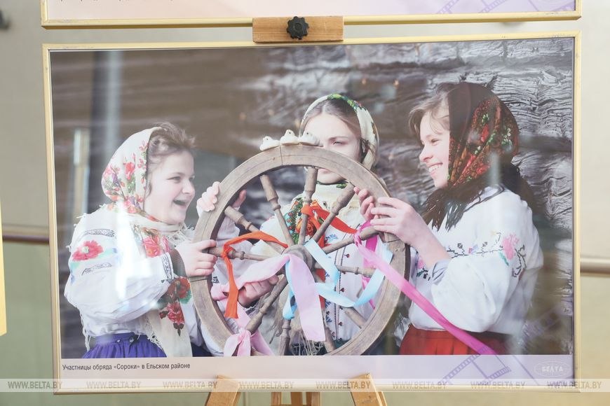 "ОБЪЕКТИВно - о времени и людях" рассказывает на медиафоруме выставка фотокорреспондента БЕЛТА Сергея Холодилина