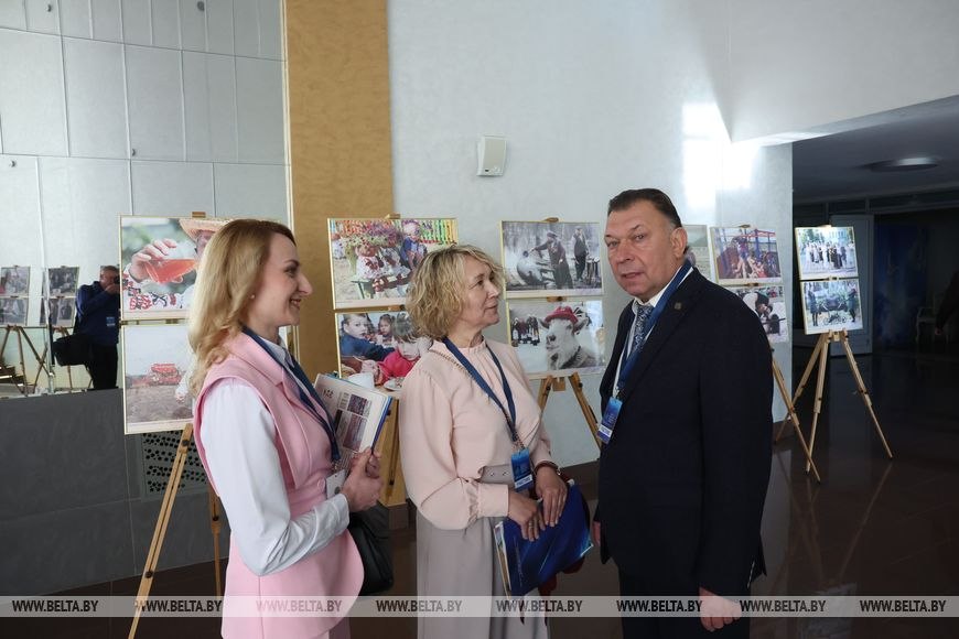 "ОБЪЕКТИВно - о времени и людях" рассказывает на медиафоруме выставка фотокорреспондента БЕЛТА Сергея Холодилина
