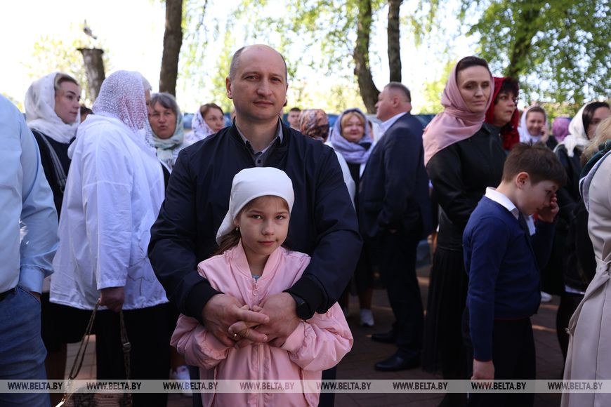 Лукашенко встречает Пасху в монастырском храме в Орше