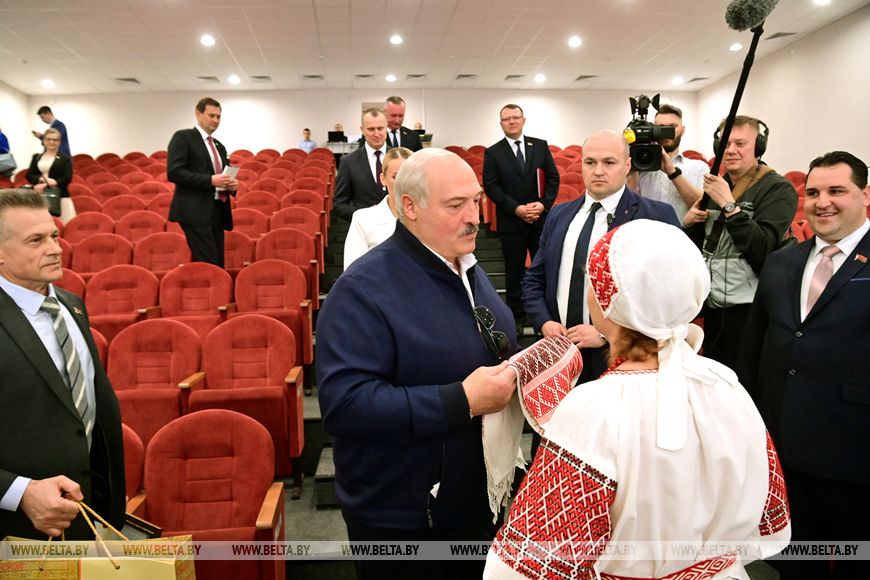 Лукашенко послушал частушки про НАТО и санкции и рассказал, что должен уметь настоящий мужик