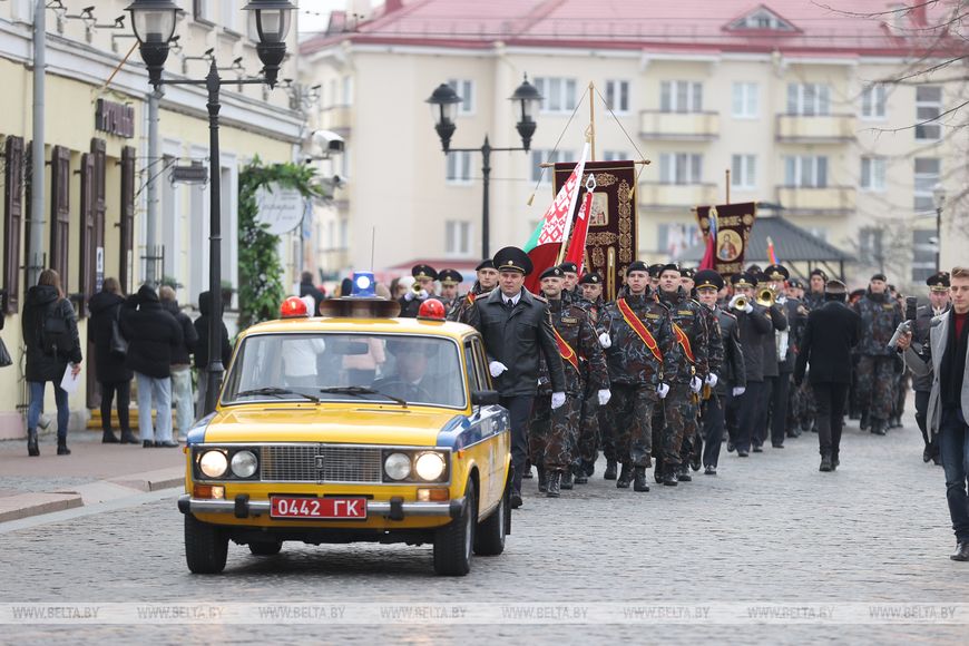 Гродненские милиционеры прошли маршем по центру города 