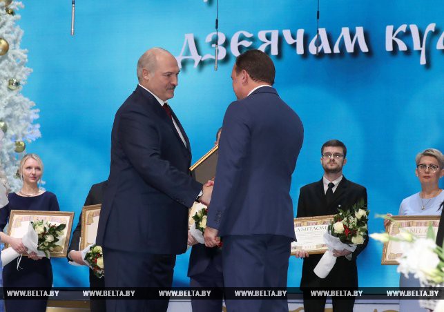 Александр Лукашенко вручает награду директору организации "Минскконцерт"Андрею Микуцевичу