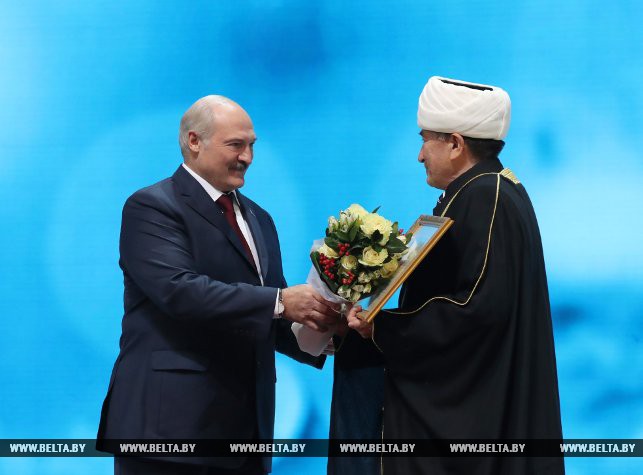 Александр Лукашенко и муфтий Мусульманского религиозного объединения в Республике Беларусь Абу-Бекир Шабанович