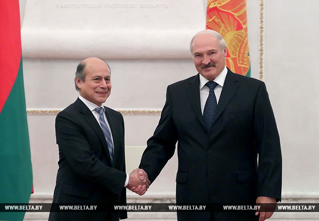 Чрезвычайный и Полномочный Посол Перу в Беларуси по совместительству Луис Бенхамин Чимой Артеага и Президент Беларуси Александр Лукашенко.